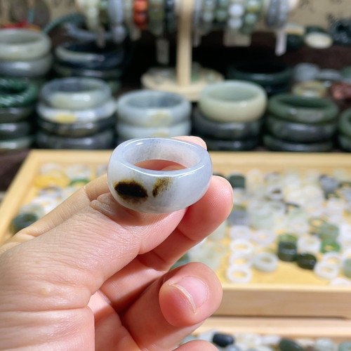 和田玉青花籽料卡20黑皮马鞍戒