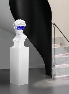 现代大卫人像雕塑玻璃钢抽象人物摆件克莱因蓝坐姿兔子样板房饰品