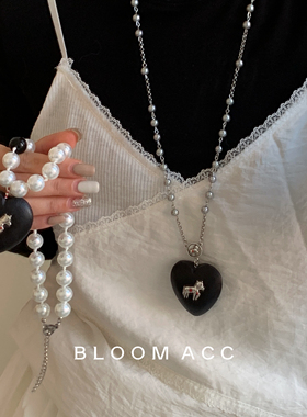 甜酷风黑色木质爱心小马珍珠项链轻奢高级感小众锁骨链配饰毛衣链