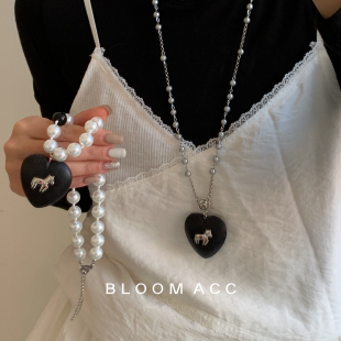 甜酷风黑色木质爱心小马珍珠项链轻奢高级感小众锁骨链配饰毛衣链