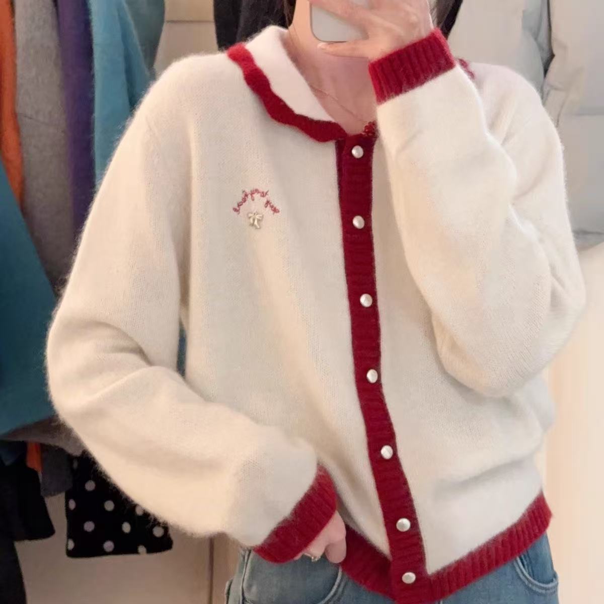 新年红色毛衣外套女冬季拼色小翻领蝴蝶结字母刺绣蜜熊绒针织开衫