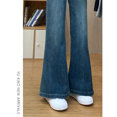 蓝色不贴腿微喇牛仔裤女