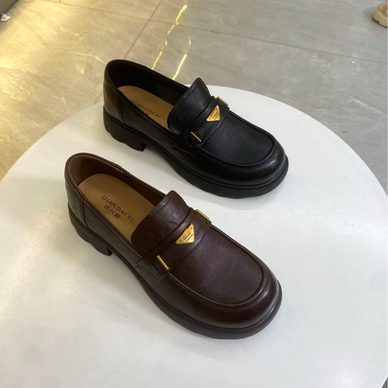 手抓羊皮三角松糕底女鞋