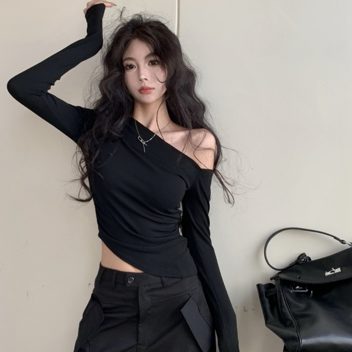实拍实价纯欲性感辣妹风不规则黑色露肩长袖T恤修身显瘦斜肩上衣