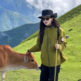 新疆西藏川西武功山旅游穿搭冲锋衣女情侣登山服防风防水夹克男女
