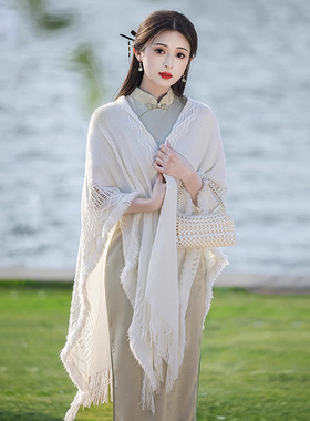 秋冬洋气百搭女士围巾披肩波西米亚流苏镂空白色针织开衫女1010c
