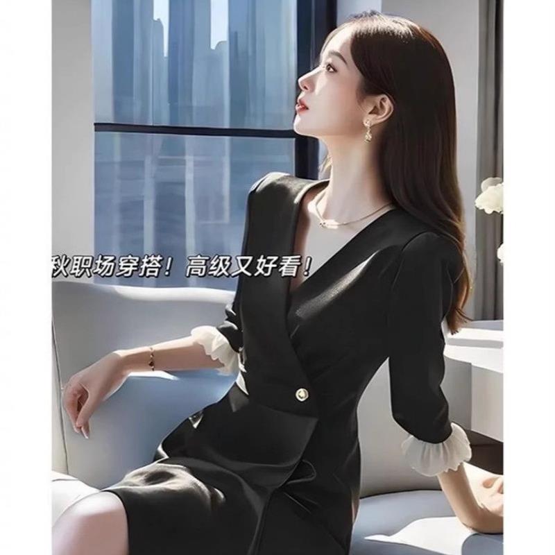 法式赫本风黑色修身连衣裙高级感收腰小黑裙高端轻奢小众礼服裙秋