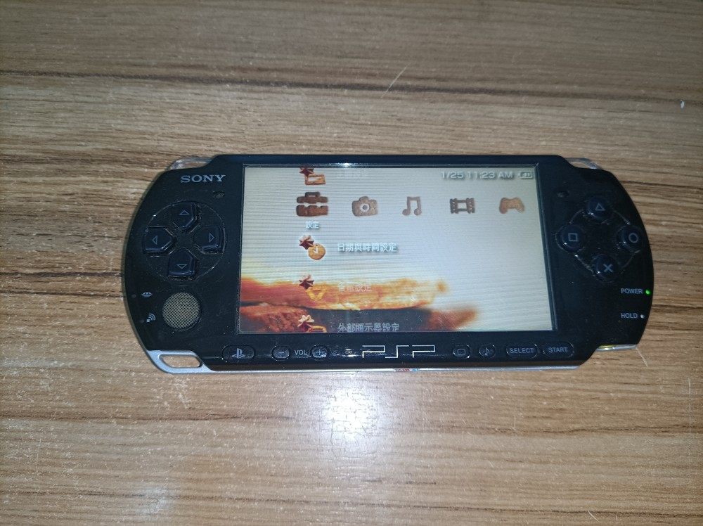 索尼psp3000游戏机掌机装满游戏和模拟器