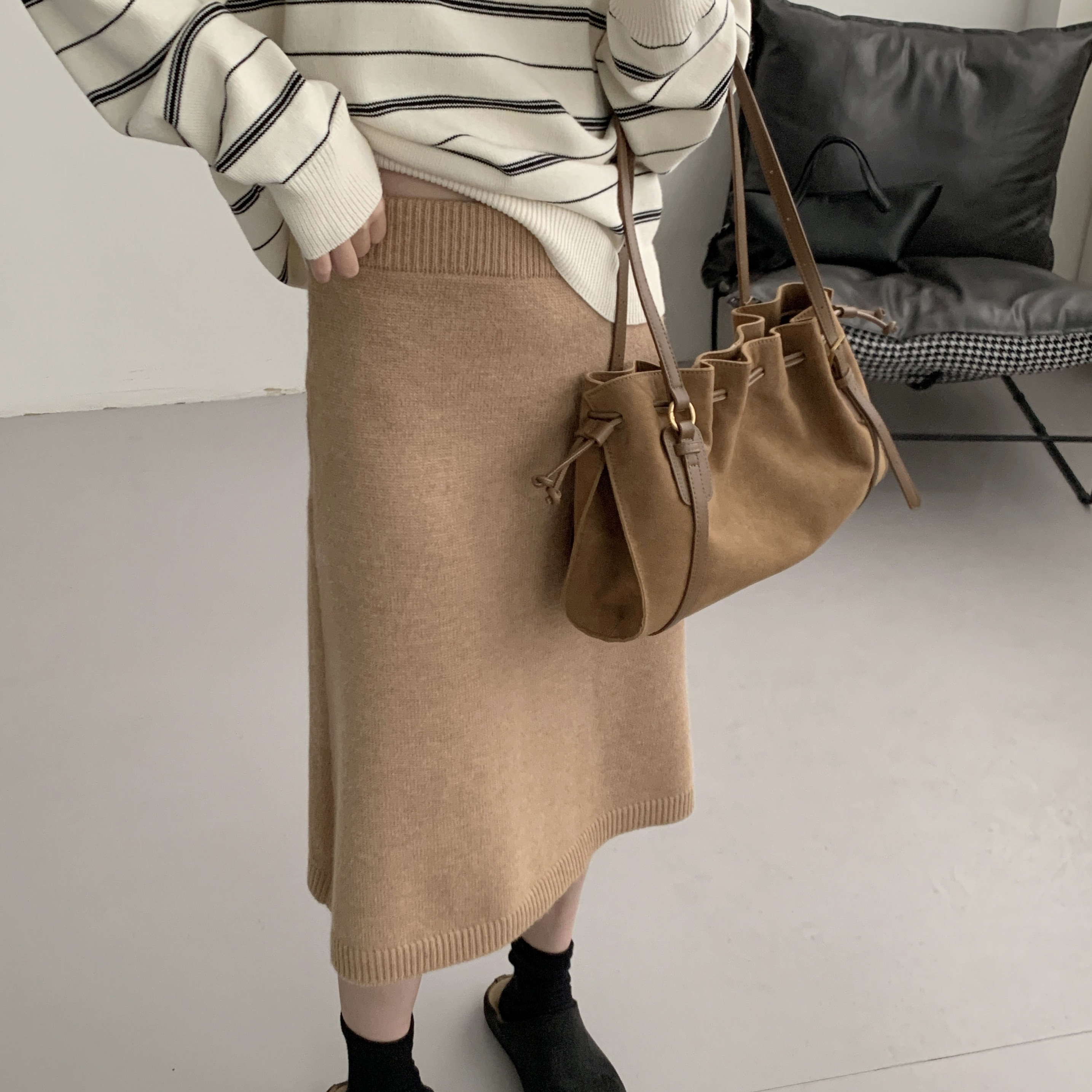 荷宝娜纯色高腰针织伞裙女2025新款高级感简约通勤显瘦半身裙冬季