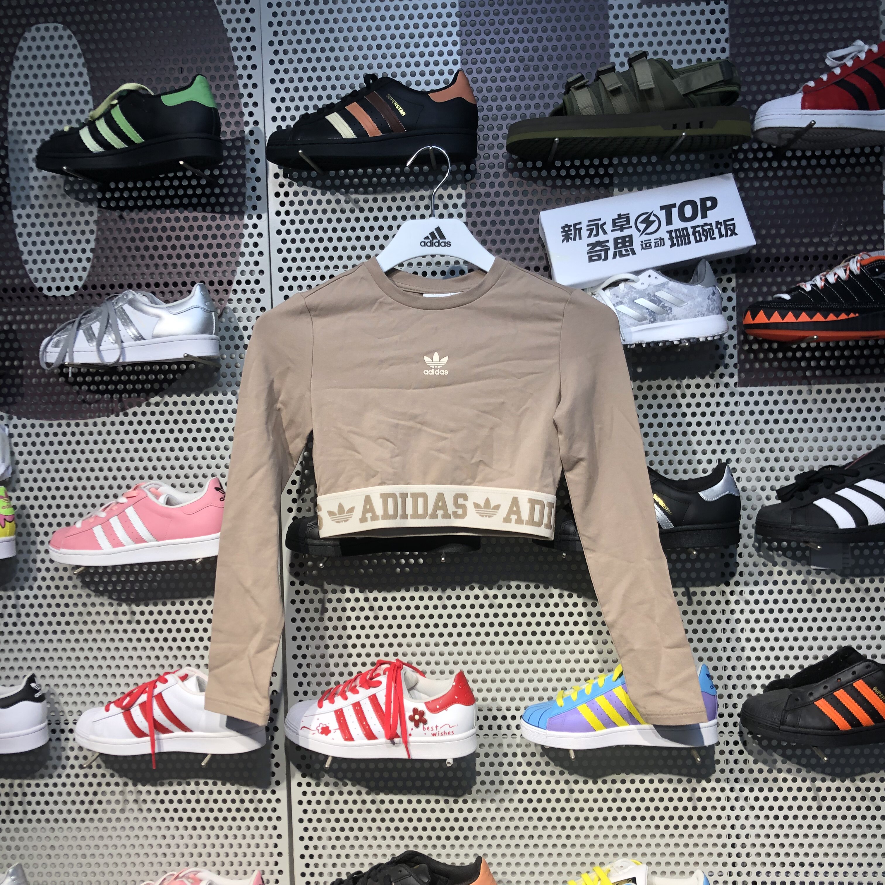 断码A/S阿迪达斯Adidas三叶草休闲圆领女子运动休闲长袖T恤IS5267