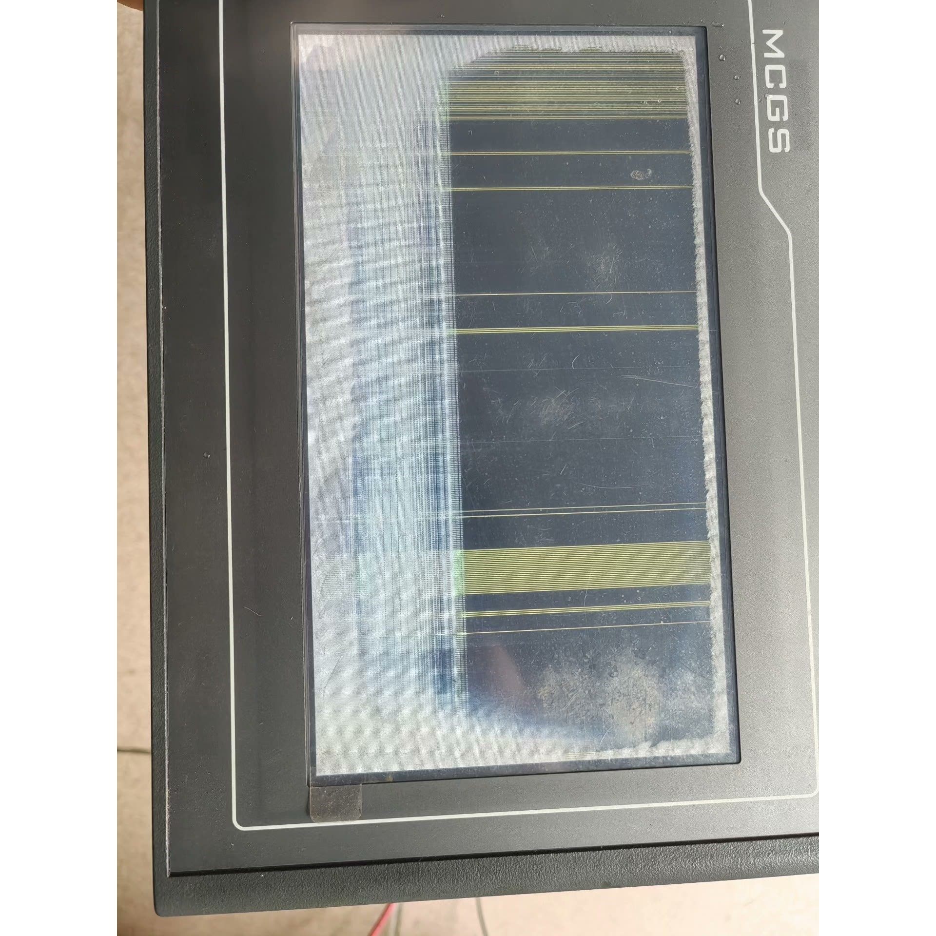 昆仑通态触摸屏,型号TPC7022EI,通电显示如图,屏幕有