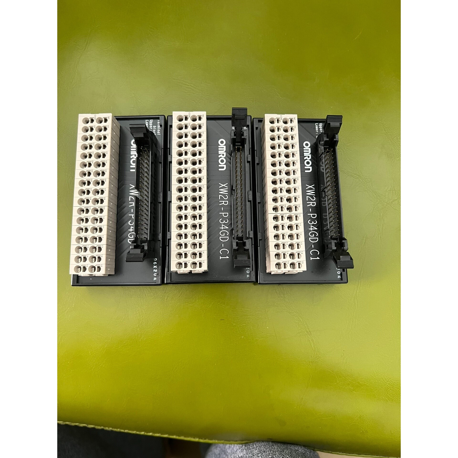 XW2R-P34GD-C1   接线端子 九九新