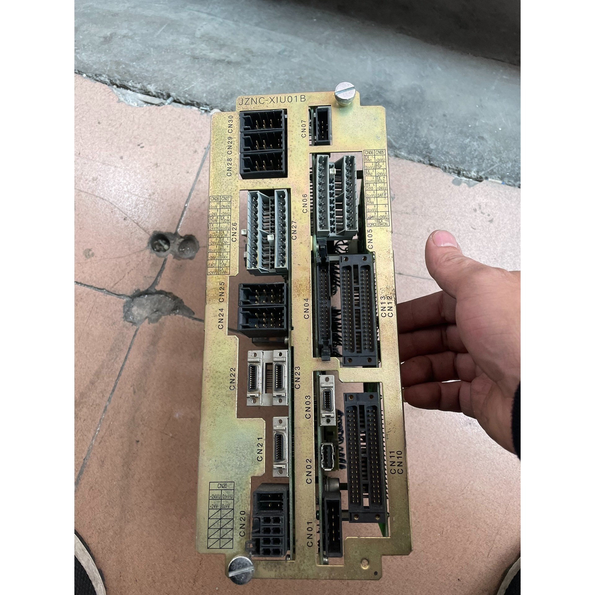 安川机器人控制板.JZNC- XIU01B. 板子漂亮.成色