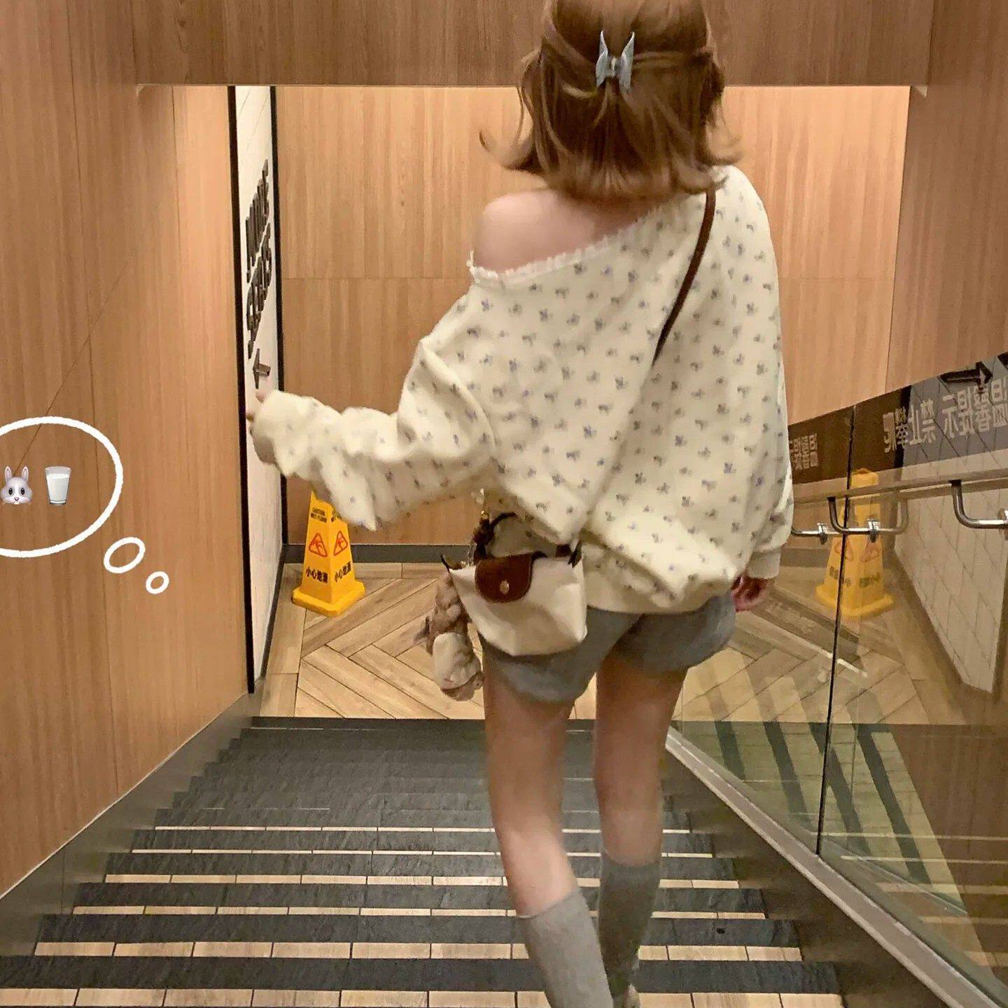 米兰风MDCW韩系甜美碎花斜肩杏色卫衣女秋季宽松显瘦百搭休闲上衣