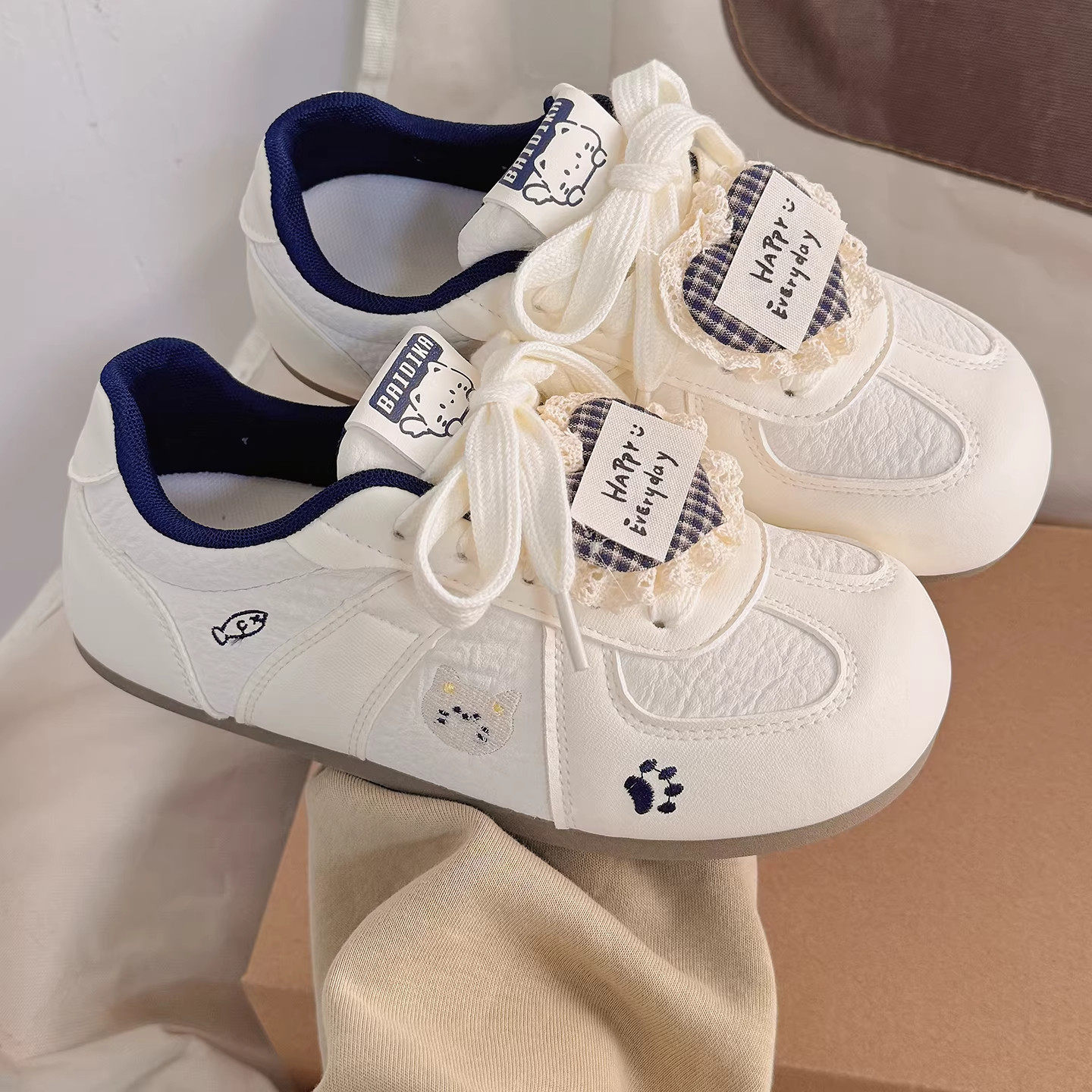 英国DHWA小白鞋女2026春秋新款板鞋配裙子的鞋子百搭显脚小德训鞋