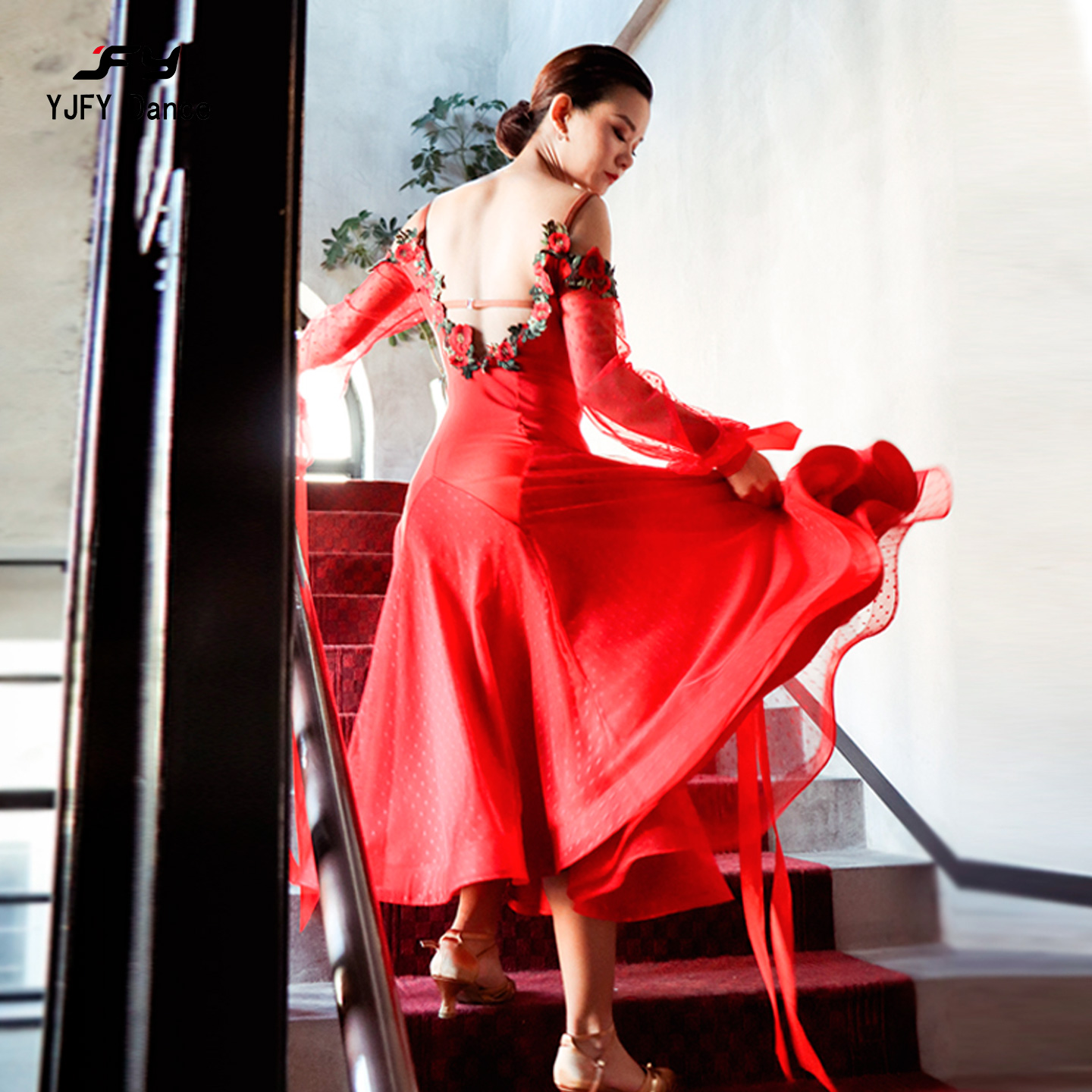 又见梵羽一见倾心主持红色摩登舞