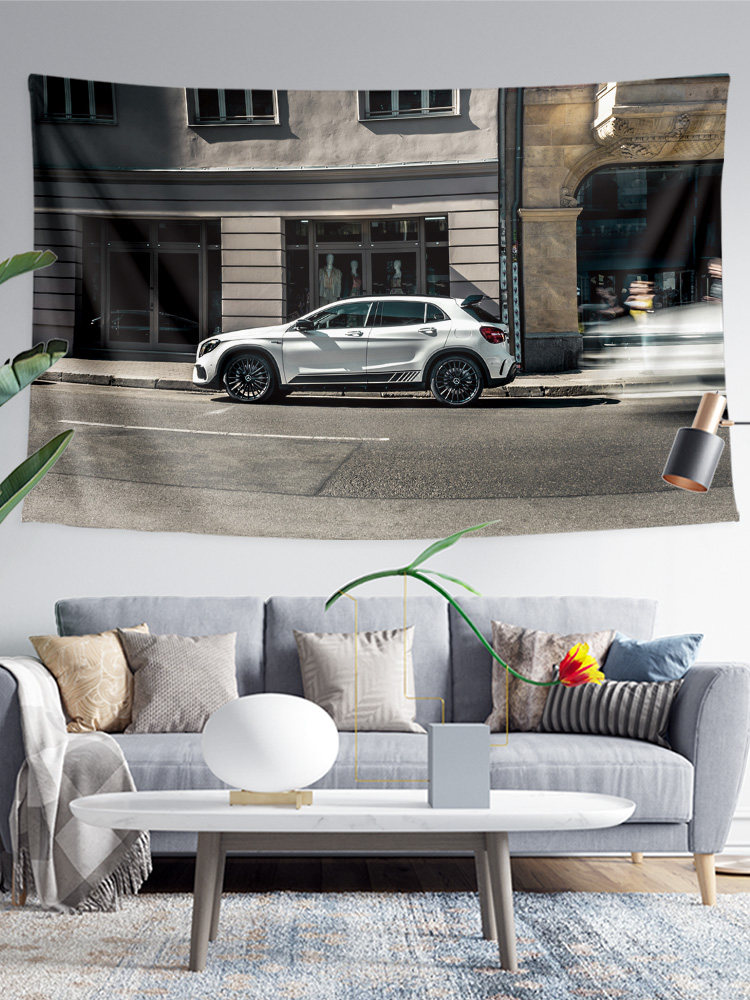 메르세데스-벤츠 AMG GLA 클래스 45 도시 오프로드 차량 SUV 주변 벽 천 장식 배경 천 포스터 교수형 천 태피스트리