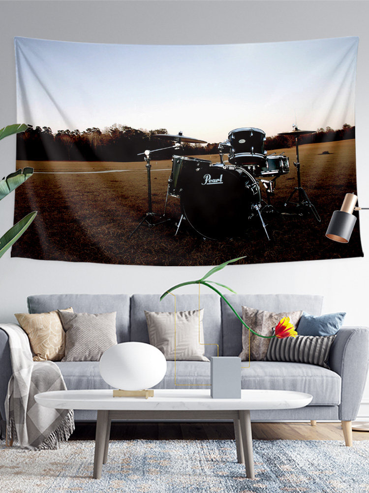 대학 록 밴드 드럼 세트 동아리 활동 주변 포스터 기숙사 장식 배경 벽 천으로 매달려 태피스트리