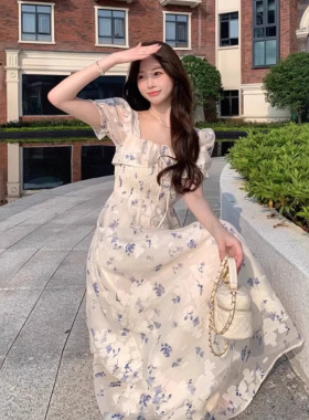 白色茶歇法式方领碎花连衣裙子女夏季2026新款巨好看收腰绝美长裙