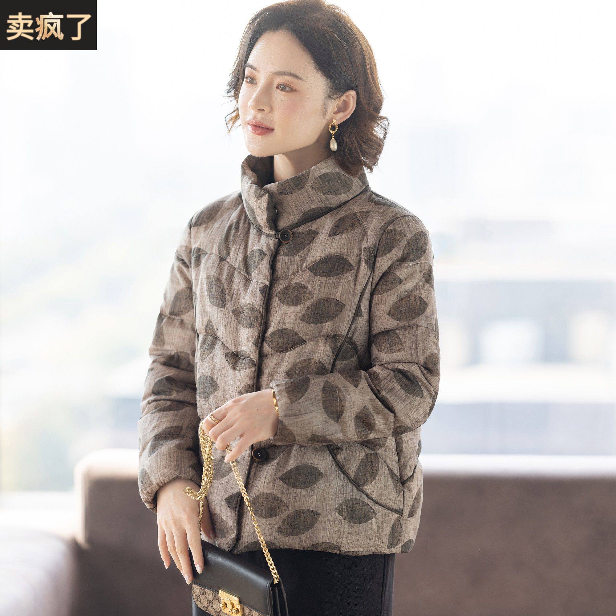 中年妈妈五十多岁洋气羽绒服冬装外套新款加厚短款中老年女上衣服