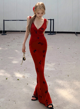 辣妹复古红色抽象印花v领显胸无袖连衣裙性感气质优雅露背长裙