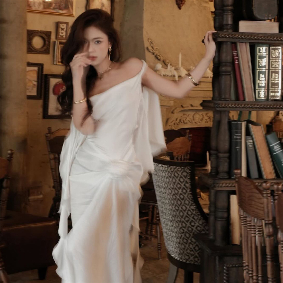 欧美风2025冬季新款女装轻奢高级垂坠收腰显瘦宴会晚宴连衣裙