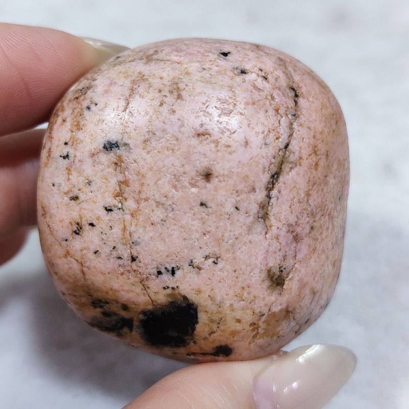 和田玉桃花玉籽料原石125克
