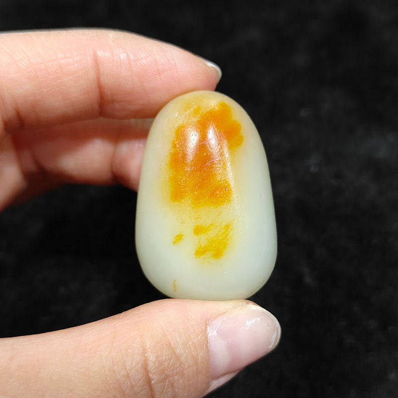新疆洒金皮白玉籽料吊坠挂件佩戴