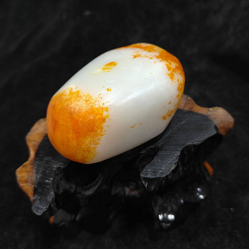 新疆红皮白玉籽料把件小摆件特色