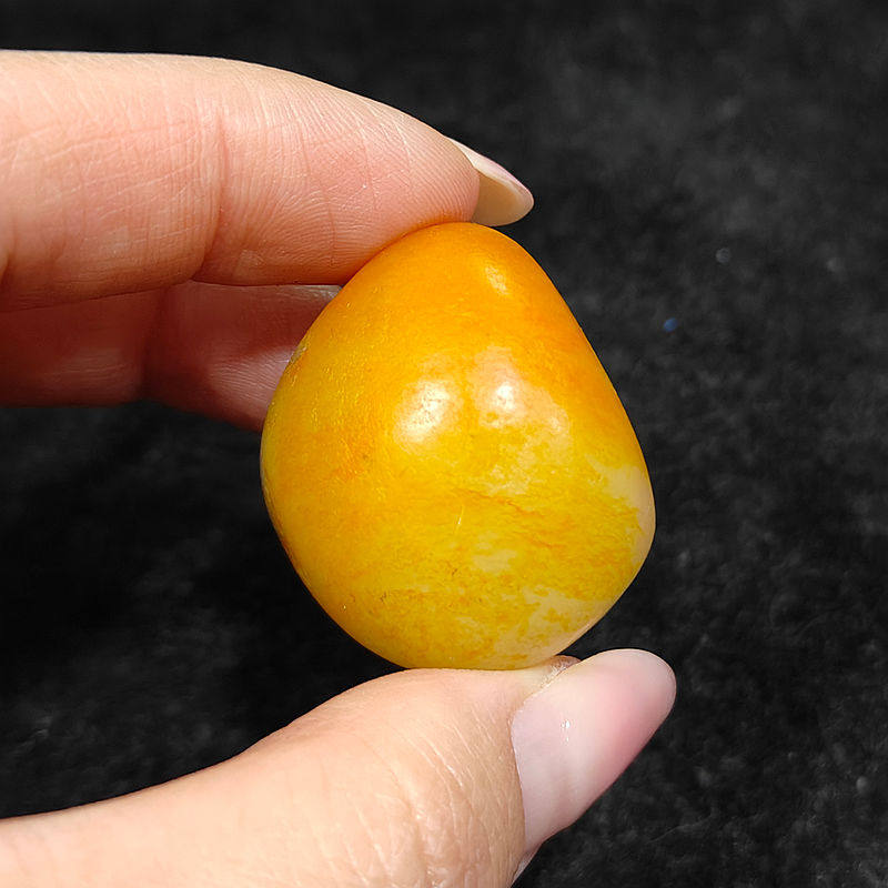 新疆洒金皮白玉圆润饱满玉饰雕刻