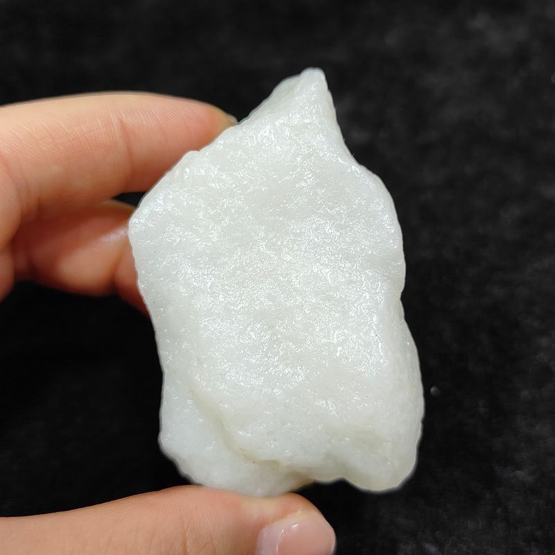 新疆且末羊脂白玉戈壁料原石把件