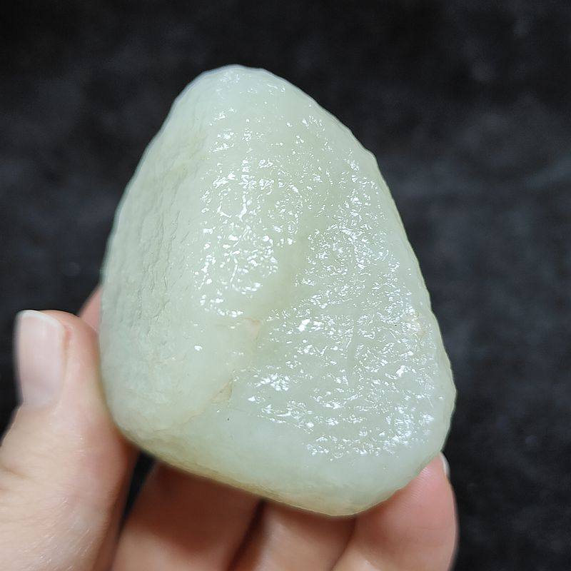 122克和田玉白玉山流水原石 且末暖白玉脂粉细糯油润顺手把件玩料