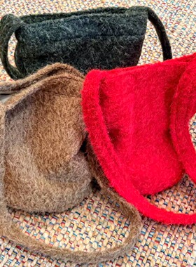 SFSG 安格集合店 冬季新款软糯水桶包多色百搭送礼毛绒单肩斜跨包