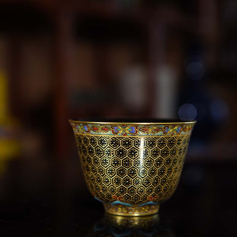 景德镇珐琅彩堆金井地纹主人杯