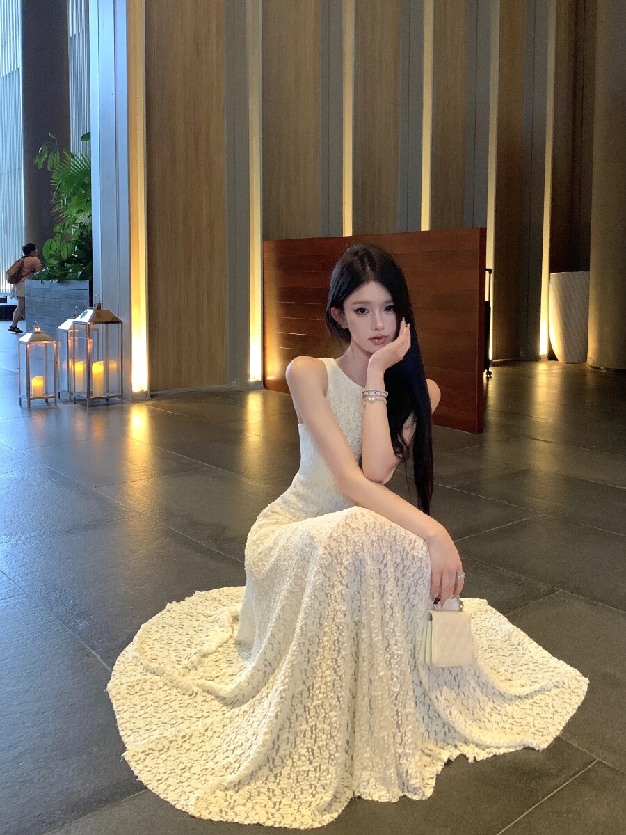 ชุดเดรสสายเดี่ยวแขนกุดคอรอบ ลูกไม้สไตล์ฝรั่งเศส สำหรับผู้หญิง ฤดูร้อน เก็บเอว ใส่แล้วดูผอมเพรียว กระโปรงทรง A ยาวสง่างาม