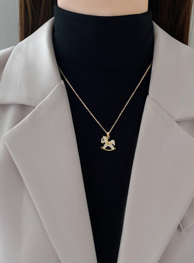 马到功成小马吊坠项链女轻奢小众毛衣链2026年新款秋冬设计感饰品