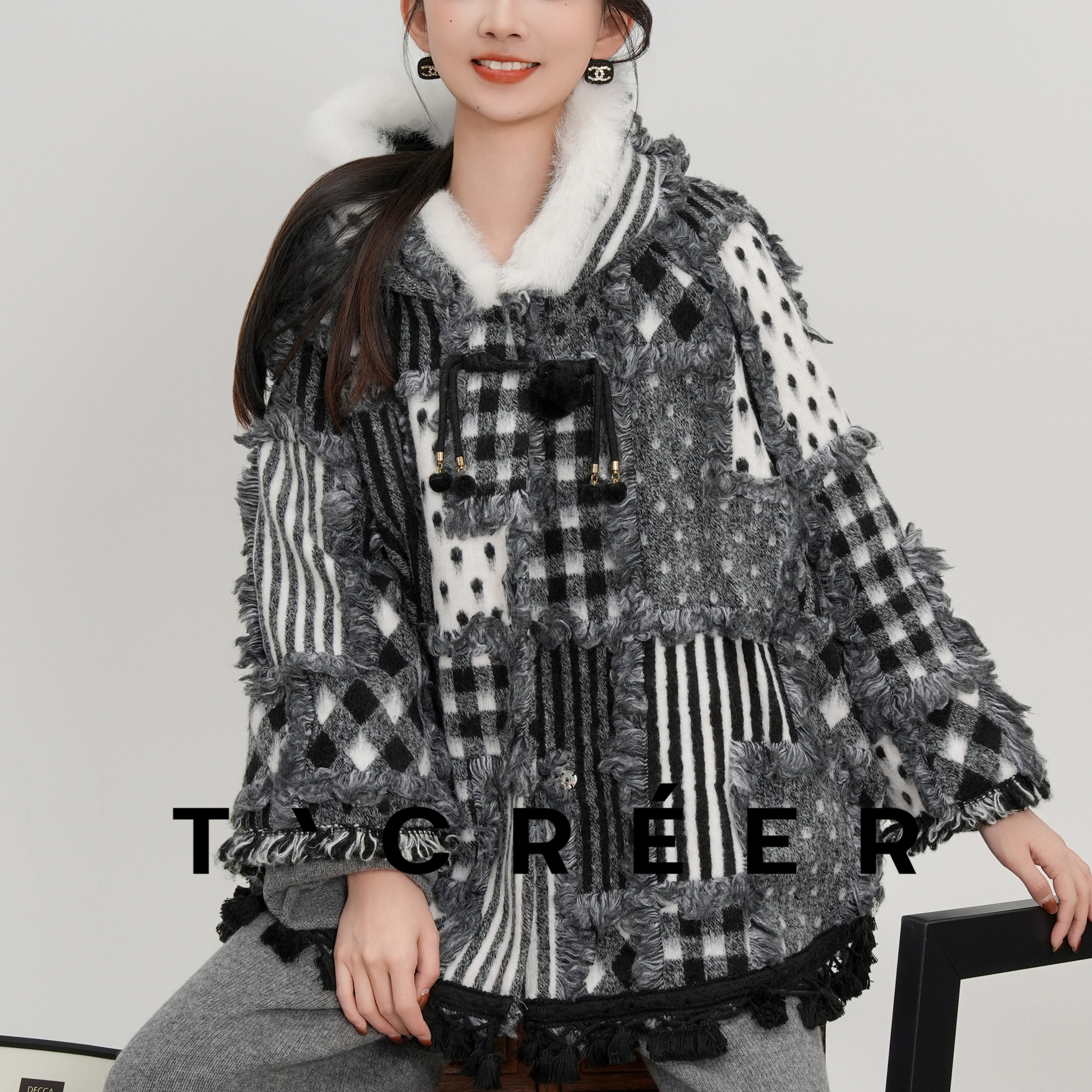 春季甜美黑白格纹毛绒拼接外套