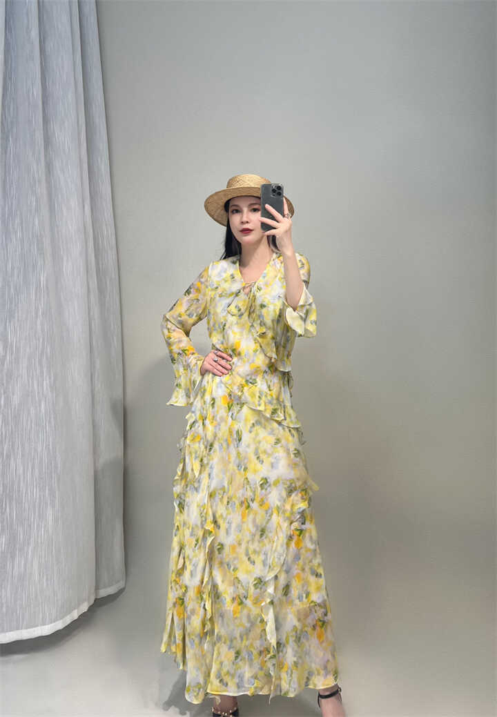 2025新品小众裙子气质法式复古名媛女士连衣裙真丝印花喇叭袖长裙