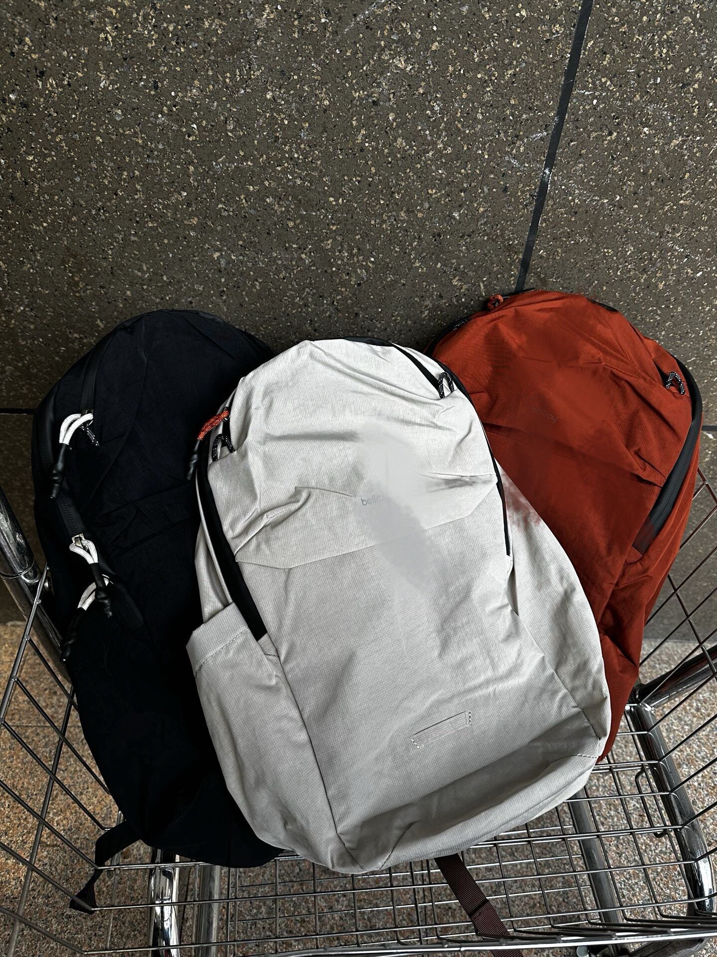 新款大容量18l旅行双肩背包可放电脑包商务出差健身双肩包