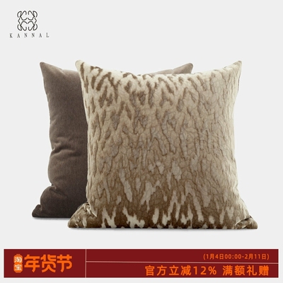 华尔兹『VERSAILLES』高级凡尔赛法式复古咖色丝绒抱枕别墅靠垫