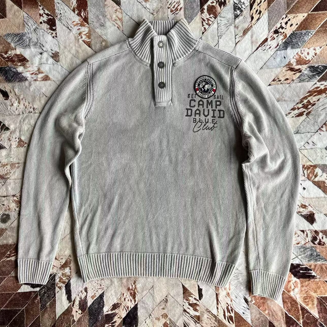 做旧水洗纯棉立领三扣针织衫印花