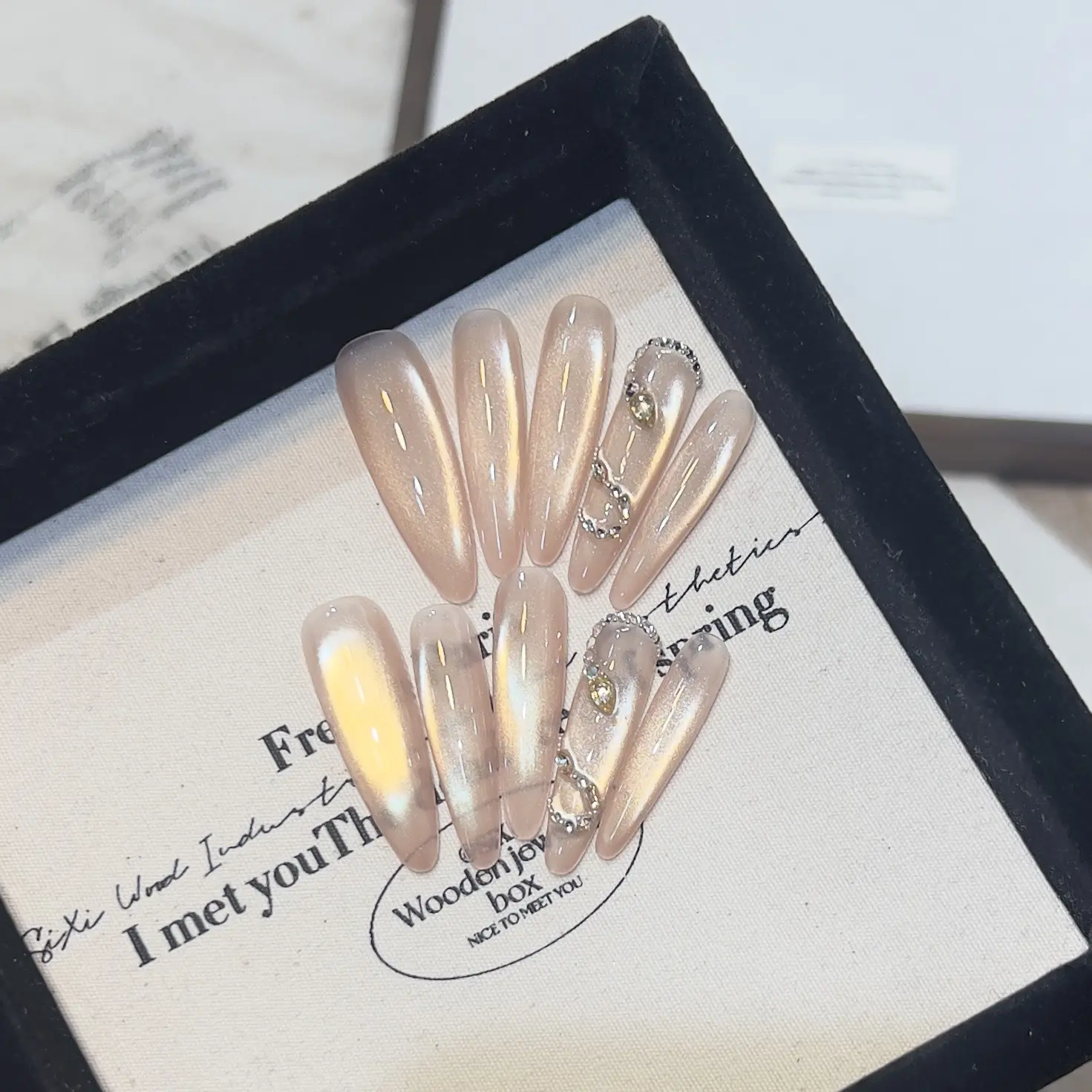 黛瑞森 手工穿戴甲春夏小清新金碧祥蛇碎钻美甲裸色绵密猫眼甲片