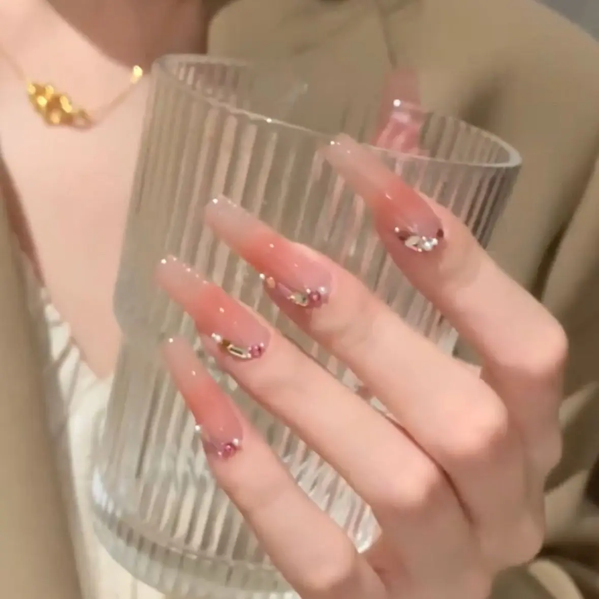 纯手工穿戴甲腮红爱心钻小红书同款晕染水滴形粉透甲片精致