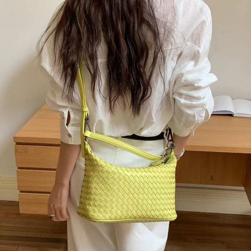 女包新款纯手工羊皮编织腋下包新月包单肩斜挎包时尚百搭手提包潮