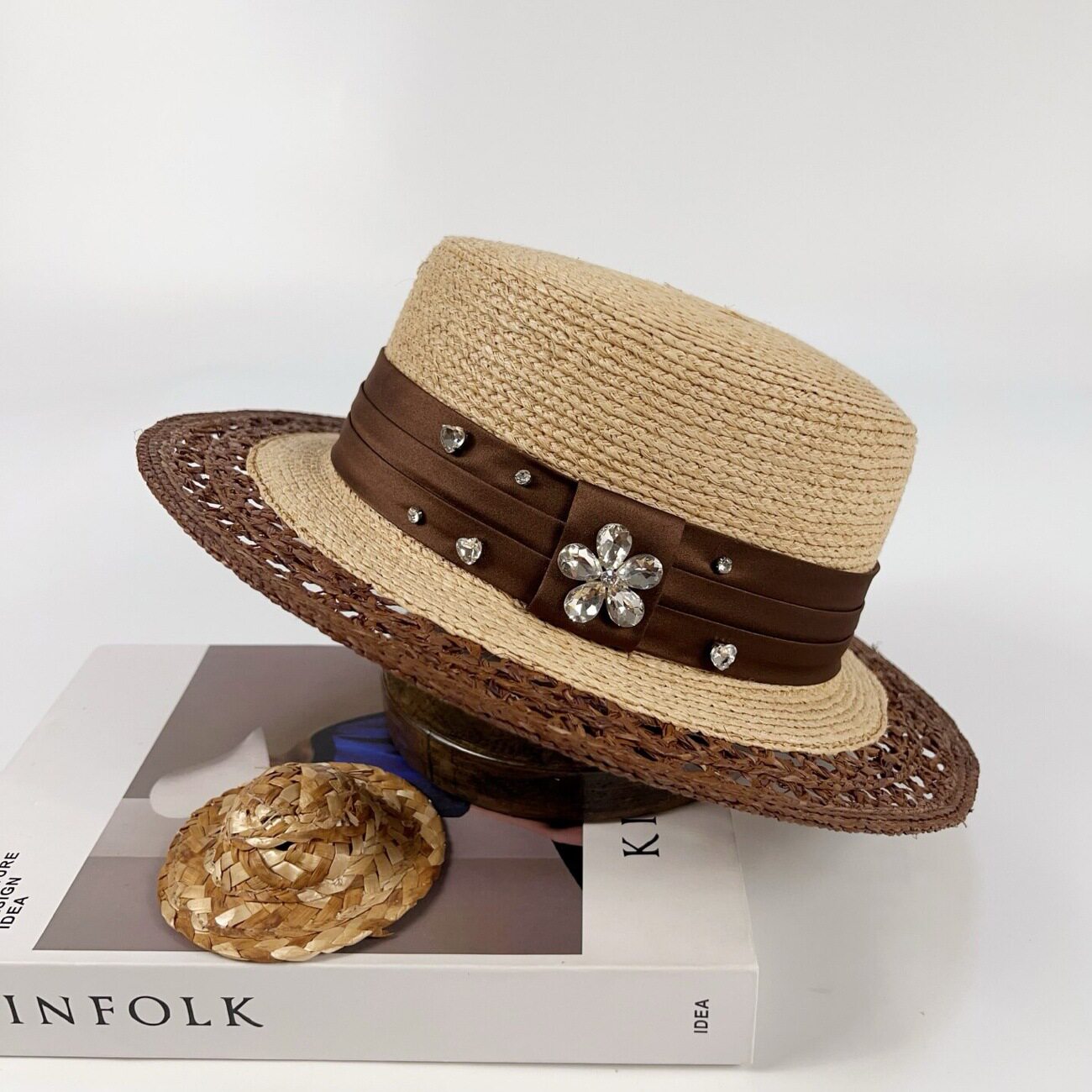 轻奢风拉菲草编织帽女夏手工水晶装饰宽檐平顶礼帽度假防晒遮阳帽