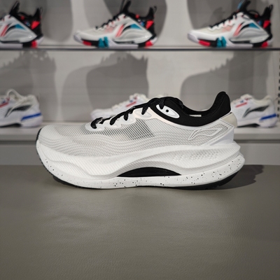 李宁女子跑鞋缓震回弹