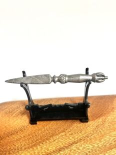 瑞典m铁陨石金刚橛，纯手工雕刻，尺寸102*10*10毫米，重34克。