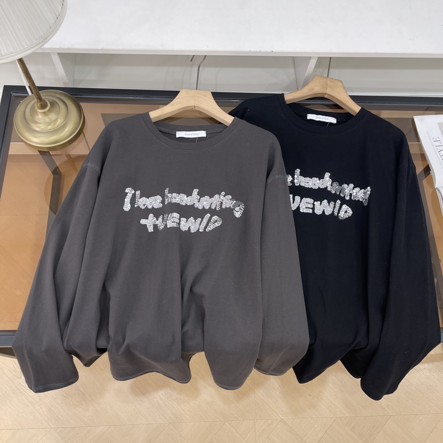 【霞】白色T恤上衣女秋冬新款轻薄垂感慵懒印花上衣L#7