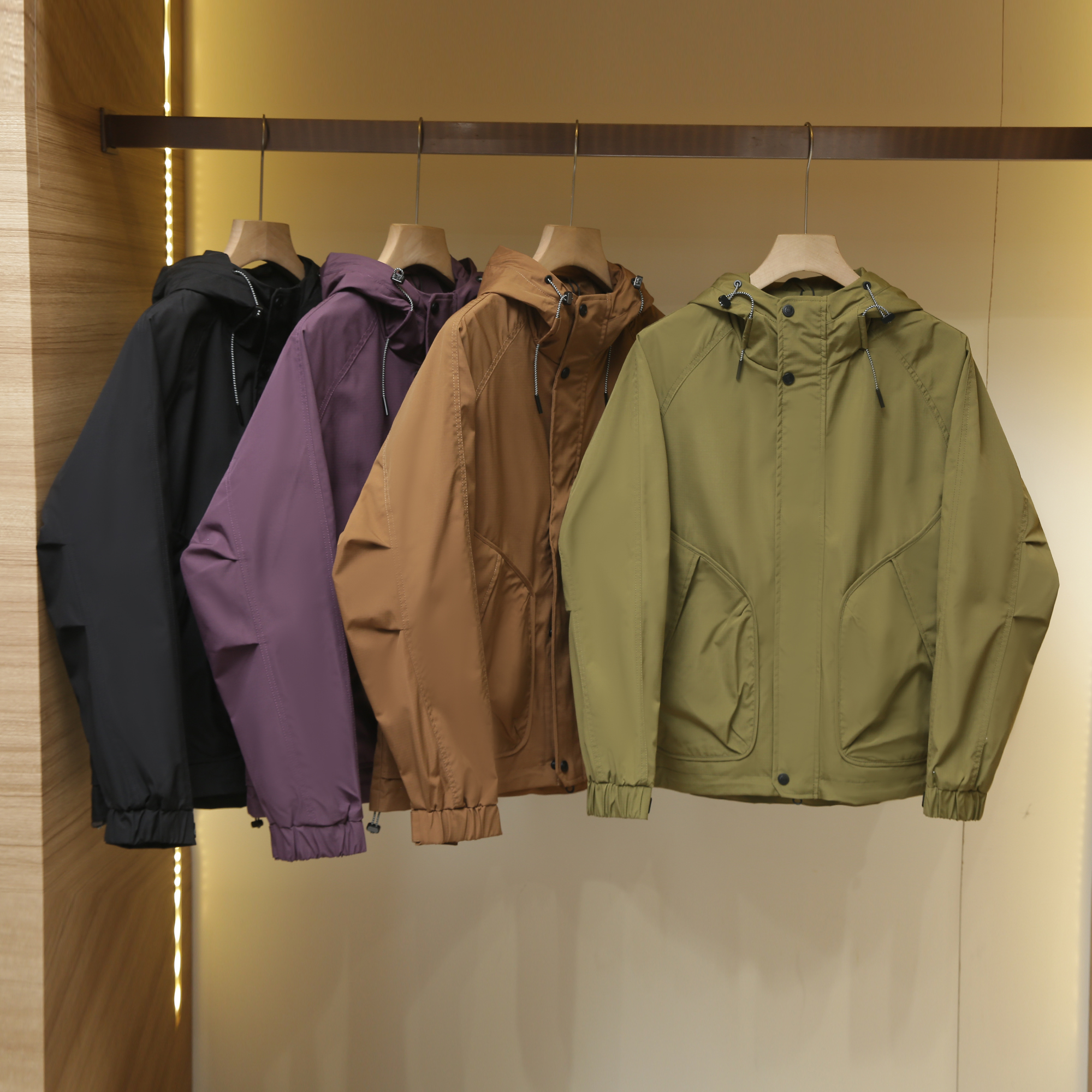 情侣款防风防泼水连帽冲锋衣