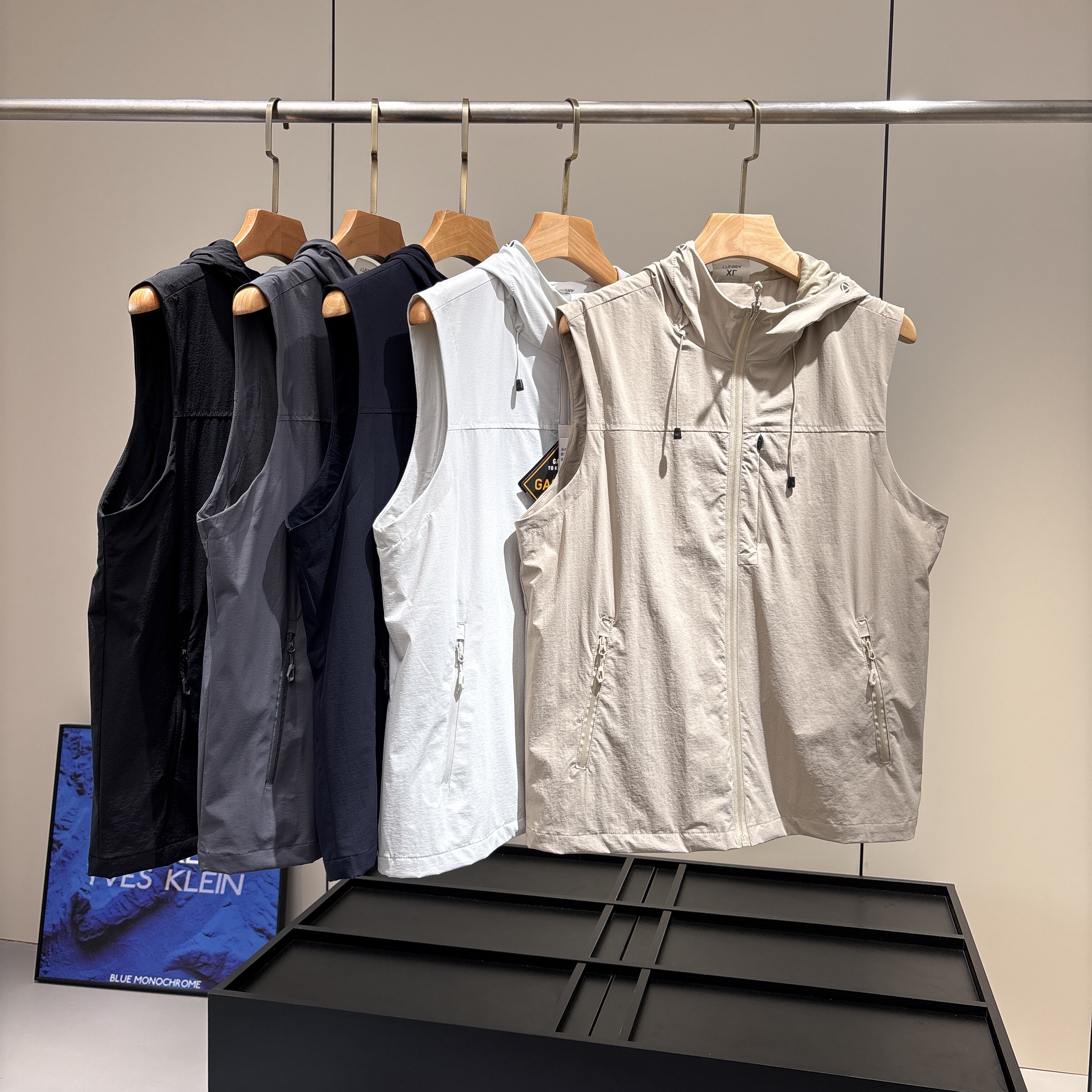 高端户外轻盈弹力纯色连帽马甲潮